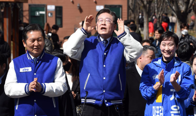 이재명 더불어민주당 상임공동선거대책위원장이 18일 서울 마포구 경의선숲길을 방문해 현장 기자회견을 하고 있다. 뉴시스