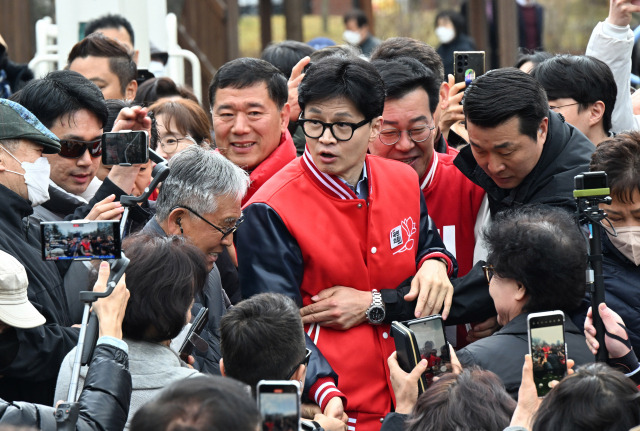 한동훈 국민의힘 총괄선대위원장이 20일 안양시 초원어린이공원에서 인근 지역 출마 후보들과 함께 거리 인사를 하고 있다. 연합뉴스