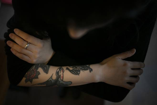 사고로 잃은 동생을 잊지 않기 위해 오른팔에 타투를 새겼다. 모래시계를 ‘계속 되돌려가며 기다리겠다’는 마음으로 모래시계를 새겼다. 좋은 소식을 물어오라고 제비도 새겼다. 마지막으로 동생 이름에 들어간 한자 어질 현(賢) 자를 새겼다. ⓒ시사IN 이명익