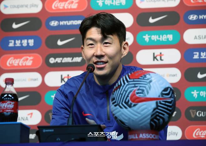 한국 축구국가대표팀 황선홍 임시감독과 주장 손흥민이 20일 서울 마포구 서울월드컵경기장에서 열린 2026 FIFA 북중미 월드컵 2차 예선 한국-태국전 기자회견에서 발언하고 있다. 2024.3.20 권도현 기자