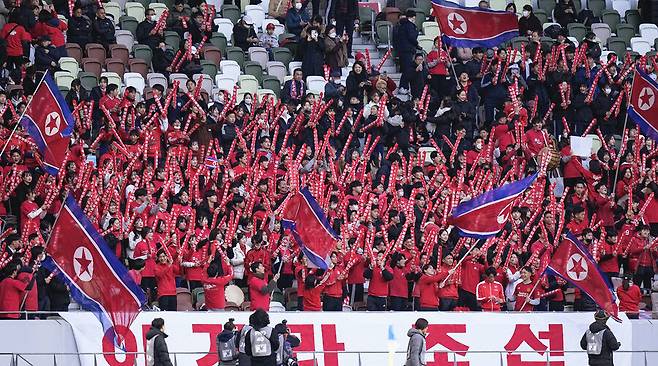 ▲지난달 28일 오후 북한과 일본 여자축구 2024 파리 올림픽 최종예선 경기가 치러진 일본 도쿄 국립경기장에서 재일본조선인총연합회(조총련) 계열 학생 등이 단체 응원을 하고 있다. ⓒ연합뉴스