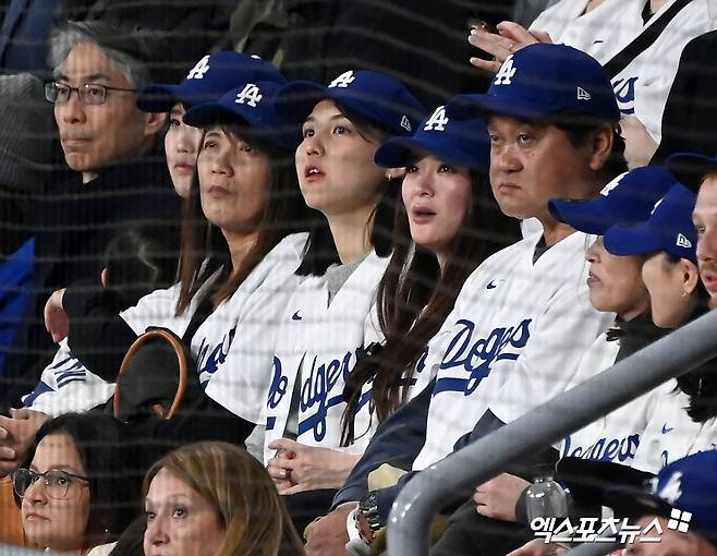 스페셜게임에서 키움 히어로즈와 한국 대표팀을 상대로 5타수 무안타 2삼진을 당했던 세계적인 스포츠 스타 오타니 쇼헤이가 20일 서울 고척스카이돔에서 열린 메이저리그 2024시즌 개막전 샌디에이고 파드리스와의 경기에선 2안타 1타점을 기록하며 성공적인 다저스 정규시즌 데뷔전을 치렀다. 오타니의 아내인 다나카 마미코도 이날 오타니가 안타를 칠 때마다 웃으며 응원했다. 고척, 김한준기자 박지영기자