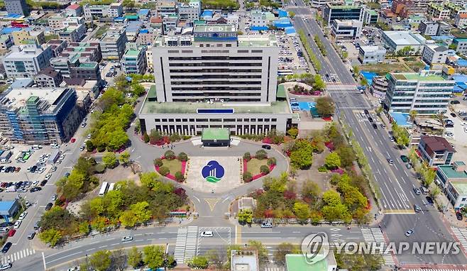 전북 군산시청 전경 전북 군산시청 전경 [드론 촬영. 군산시 제공]