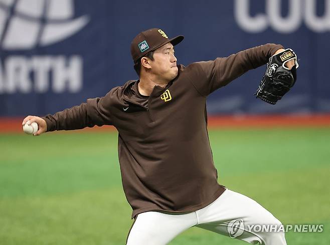 훈련하는 고우석 (서울=연합뉴스) 최재구 기자 = 미국 메이저리그(MLB) 월드투어 서울시리즈에 출전한 샌디에이고 파드리스의 고우석이 19일 서울 구로구 고척스카이돔에서 훈련하고 있다. 2024.3.19 jjaeck9@yna.co.kr