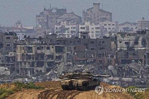 가자지구에 배치돼 있는 이스라엘 전차 [AP 연합뉴스 자료사진. 재판매 및 DB 금지]