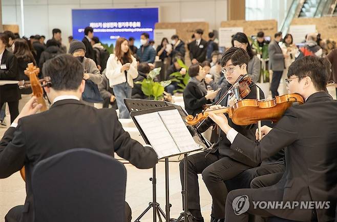 삼성전자, 제55기 정기 주주총회 개최 (서울=연합뉴스) 20일 경기 수원시 수원컨벤션센터에서 열린 삼성전자 제55기 정기 주주총회에서 주주들이 발달장애인 오케스트라 '하트하트'의 클래식 공연을 감상하고 있다. 2024.3.20 [삼성전자 제공. 재판매 및 DB 금지] photo@yna.co.kr