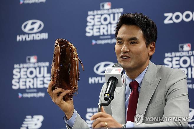 MLB 정규리그 개막전 시구 앞두고 인터뷰하는 박찬호 (서울=연합뉴스) 박동주 기자 = 박찬호가 20일 서울 고척스카이돔에서 2024년 미국프로야구 메이저리그(MLB) 정규시즌 개막전 로스앤젤레스 다저스와 샌디에이고 파드리스의 경기를 앞두고 인터뷰하고 있다. 2024.3.20 pdj6635@yna.co.kr