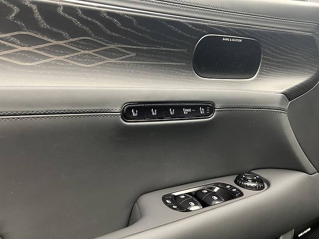 'G90 도어의 검정 무늬목과 블랙 뱅앤올룹슨 스피커' 사진=이상진