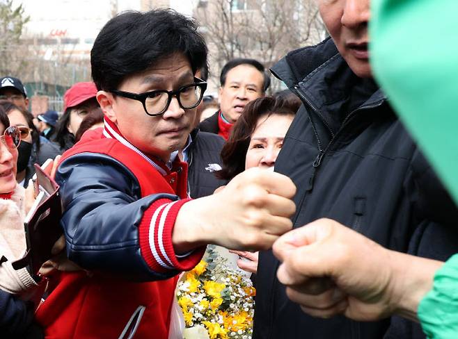 한동훈 국민의힘 비대위원장이 20일 경기 안양시 초원어린이공원에서 주민들과 주먹인사를 하고 있다.(사진=공동취재)