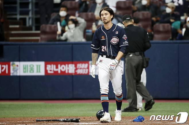 9일 서울 구로구 고척스카이돔에서 열린 프로야구 2020 신한은행 SOL KBO 포스트시즌 플레이오프 1차전 두산베어스와 kt위즈의 경기에서 7회초 두산 공격 2사 주자 1,2루 상황 타석에 들어선 오재원이 삼진 아웃 당한 뒤 아쉬워하고 있다. 2020.11.9/뉴스1 ⓒ News1 이승배 기자