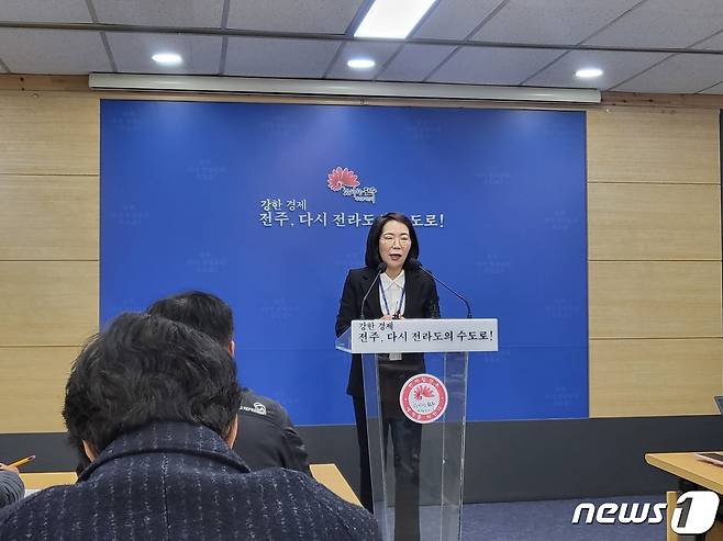 백미영 시 버스정책과장이 21일 시청에서 브리핑을 열고 "출근길 불편을 겪은 시민들께 죄송하다"며 "사태가 장기화 되지 않도록 적극 노력하겠다"고 밝혔다./뉴스1
