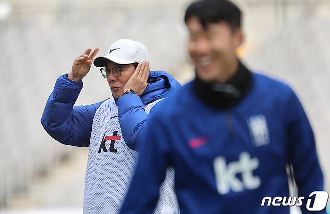 황선홍 대한민국 축구대표팀 임시 감독이20일 오후 서울 마포구 서울월드컵경기장에서 2026 국제축구연맹(FIFA) 북중미 월드컵 아시아 지역 2차 예선 태국과 경기를 하루 앞두고 열린 훈련에서 선수들을 지켜보고 있다.  2024.3.20/뉴스1 ⓒ News1 김도우 기자