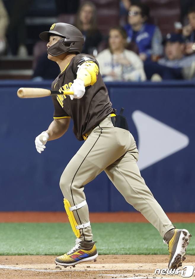 21일 서울 구로구 고척스카이돔에서 열린 2024 미국 메이저리그(MLB) 월드투어 서울시리즈 공식 개막전 샌디에이고 파드리스와 LA 다저스의 2차전 경기, 샌디에이고 1회초 공격 무사 주자 1, 3루서 김하성이 1타점 희생타를 때리고 있다. (공동취재) 2024.3.21/뉴스1 ⓒ News1 박정호 기자