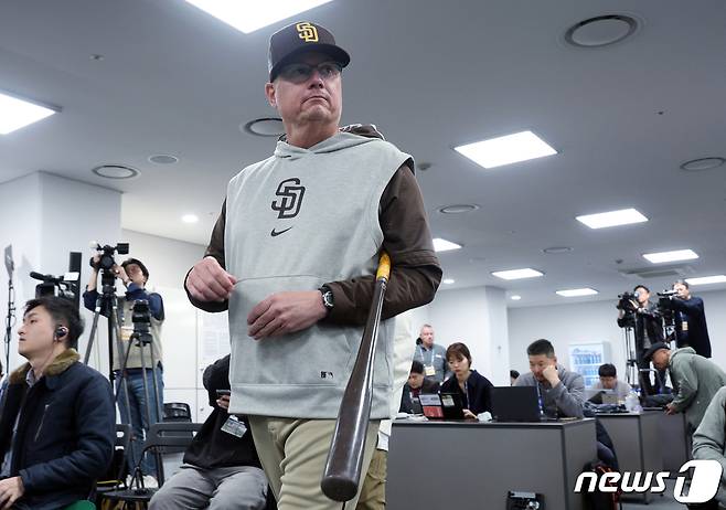 샌디에이고 파드리스 마이크 실트 감독이 미국프로야구(MLB) 공식 개막 서울시리즈 2차전이 예정된 21일 오후 서울 고척스카이돔 기자회견장으로 들어서고 있다. 2024.3.21/뉴스1 ⓒ News1 박정호 기자