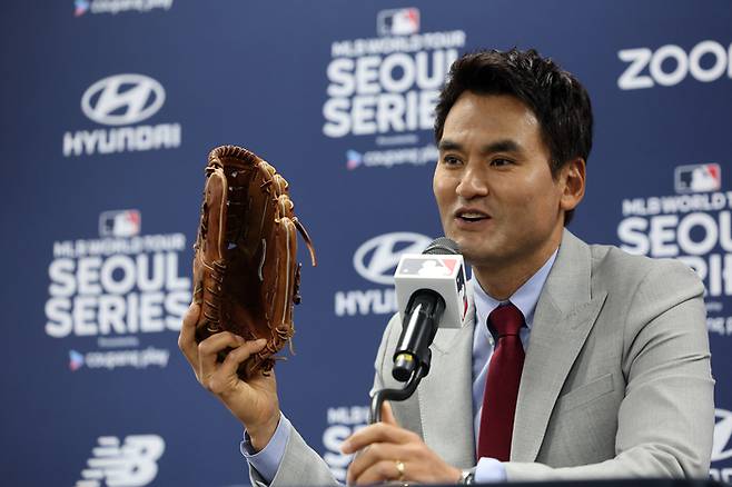 박찬호가 20일 서울 고척스카이돔에서 2024년 미국프로야구 메이저리그(MLB) 정규시즌 개막전 로스앤젤레스 다저스와 샌디에이고 파드리스의 경기를 앞두고 인터뷰하고 있다. 연합뉴스.