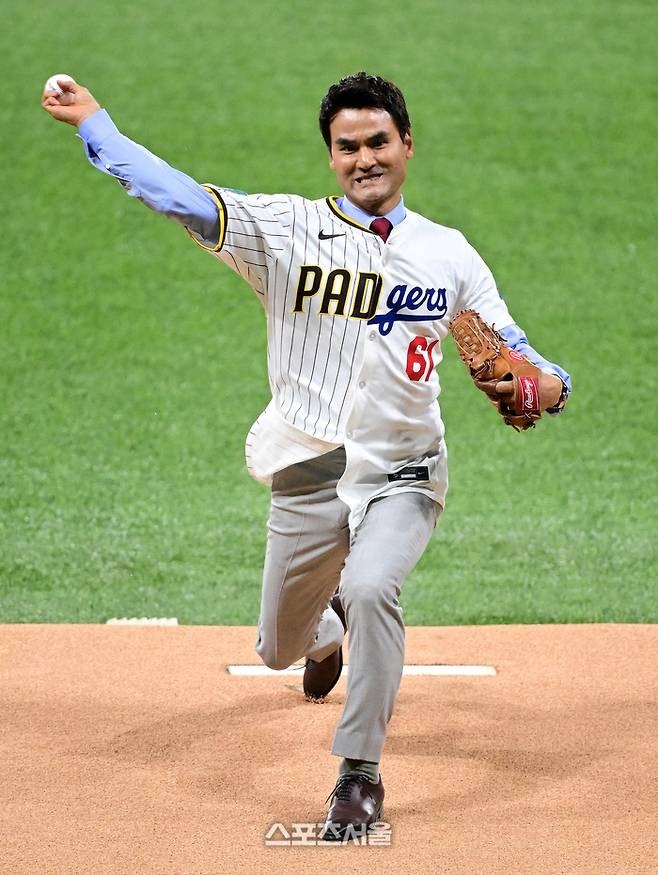 박찬호가 20일 고척 스카이돔에서 열린 MLB 서울시리즈 시구를 하고 있다.  2024. 3. 20. 고척 | 최승섭기자 thunder@sportsseoul.com