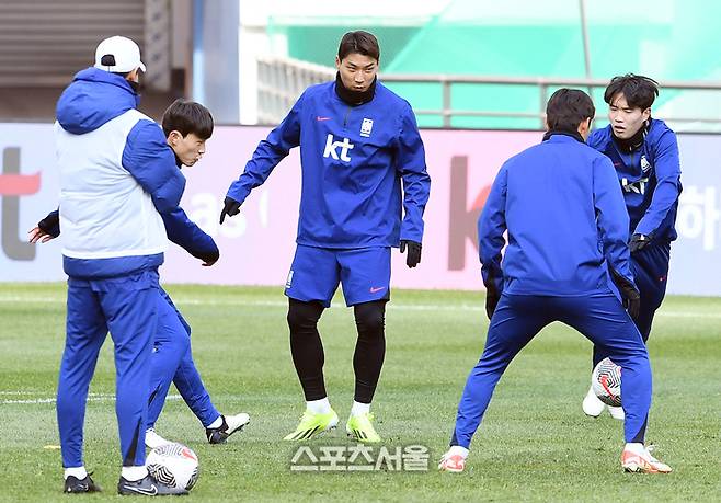 축구국가대표팀의 주민규(가운데)가 20일 서울월드컵경기장에서 월드컵지역예선 태국과의 경기를 하루 앞두고 동료들과 훈련을 하고 있다. 박진업 기자 upandup@sportsseoul.com