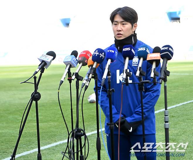 20일 서울월드컵경기장에서 2026 FIFA 북중미 월드컵 2차 예선 태국전을 앞두고 진행된 훈련에 앞서 이강인이 심경을 전하고 있다. 상암=허상욱 기자wook@sportschosun.com/2024.03.20/