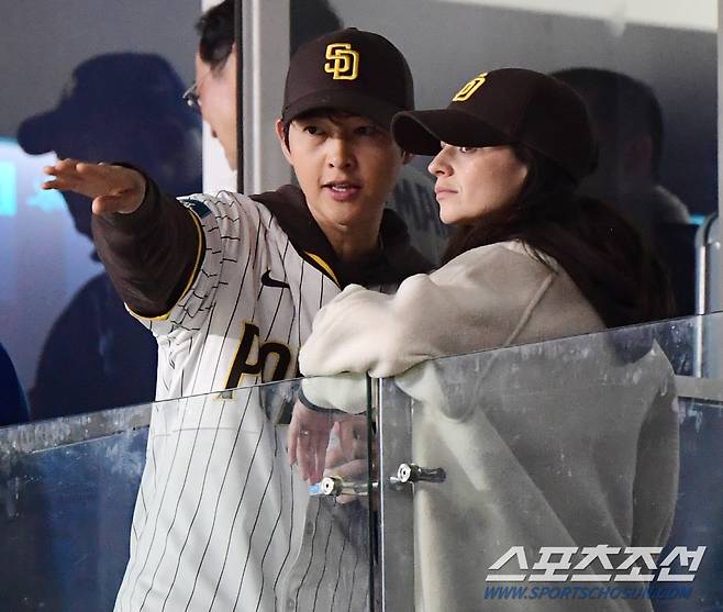 21일 서울 고척스카이돔에서 열린 'MLB 월드투어 서울 시리즈 2024' LA 다저스와 샌디에이고 파드리스의 경기. 송중기가 아내와 함께 경기를 관람하고 있다. 고척=정재근 기자 cjg@sportschosun.com/2024.3.21/