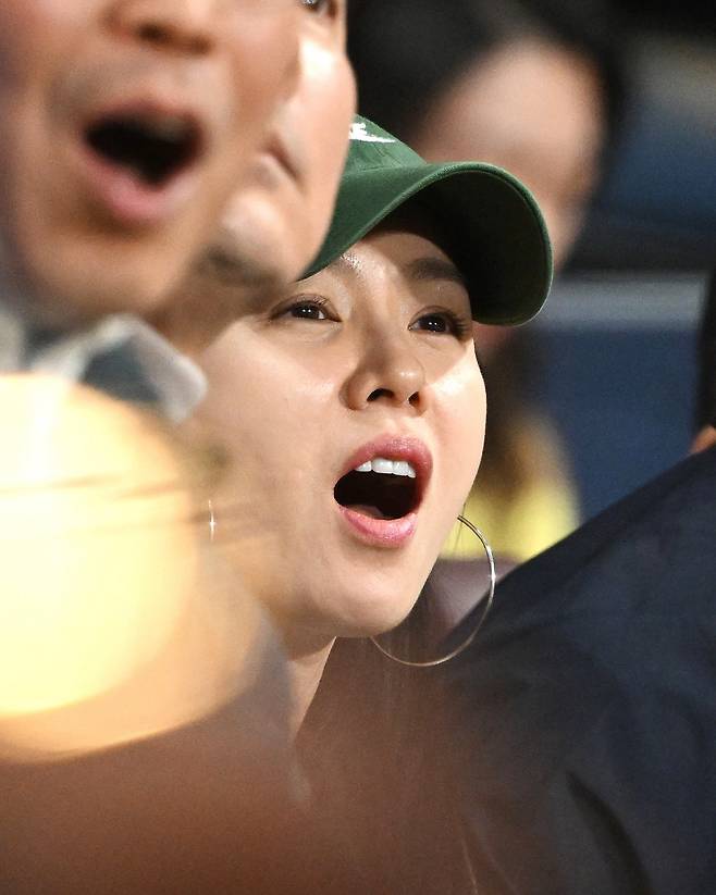 21일 오후 서울 고척스카이돔에서?'MLB 월드투어 서울 시리즈'?LA 다저스와 샌디에이고 파드리스의 경기가 열렸다. 야구장을 찾은 배우 손예진이 경기를 즐기고 있다. 고척=정재근 기자 cjg@sportschosun.com/2024.3.21/