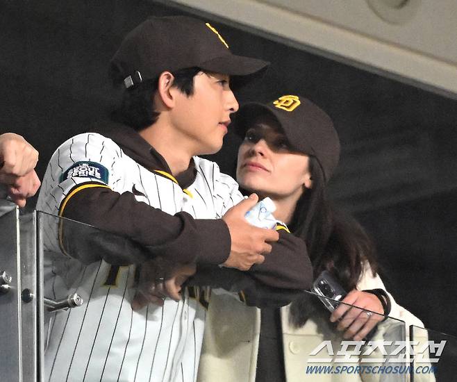 21일 서울 고척스카이돔에서 열린 'MLB 월드투어 서울 시리즈 2024' LA 다저스와 샌디에이고 파드리스의 경기. 송중기가 아내 케이티와 함께 경기를 관람하고 있다. 고척=정재근 기자 cjg@sportschosun.com/2024.3.21/