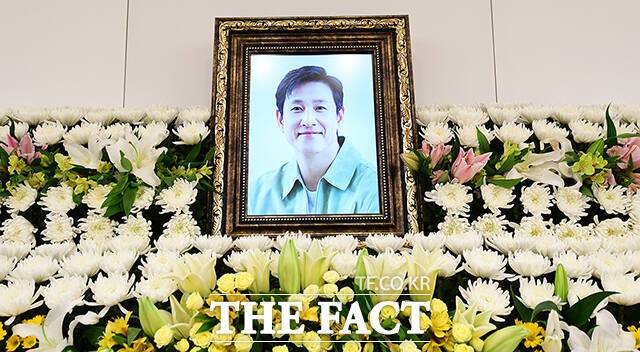 마약 투약 혐의로 경찰 수사를 받다 숨진 배우 이선균 씨의 수사 정보를 유출한 경찰관이 체포됐다. /더팩트DB