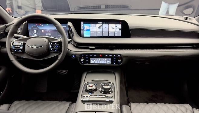 제네시스 G90 블랙 실내. 공조장치와 변속 다이얼 부근이 모두 검정색으로 디자인됐다. (사진=조재환 기자)