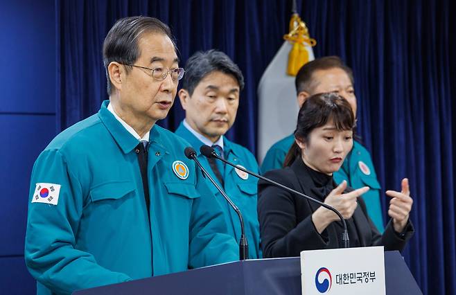 의대 정원 확대를 두고 '의정 갈등'이 계속되고 있는 20일 오후 한덕수 국무총리가 의료 개혁 관련 대국민 담화를 하고 있다./연합뉴스