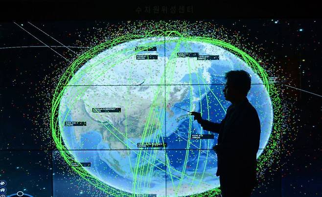 "이 궤도를 돌겁니다" - 지난 11일 오후 대전 한국수자원공사연구원 수자원위성센터에서 황의호 센터장이 2025년 말 발사할 '수자원 인공위성'의 예정 궤도를 설명하고 있다. 지구 바깥을 수놓은 점들은 현재 각국이 쏘아 올려 운용 중인 위성들이다. 수자원만 관측하는 위성은 우리나라가 세계 최초다. /박상현 기자
