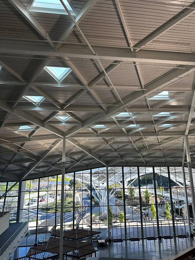 엔비디아 사옥 천장에 '폴리곤' 모양의 채광창이 뚫여있는 모습. /실리콘밸리=오로라 특파원