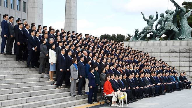 2021년 11월 11일 박병석 국회의장을 비롯한 21대 국회 여야 의원들이 국회 본청 앞 계단에서 단체 기념촬영을 하고 있다. / 남강호 기자