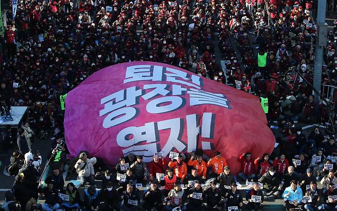 전국민주노동조합총연맹(민주노총) 조합원들이 11일 오후 서울 서대문구 통일로 일대에서 '윤석열 정권 퇴진! 전태일 열사 정신 계승 전국노동자대회'를 하고 있다 2023.11.11./뉴시스