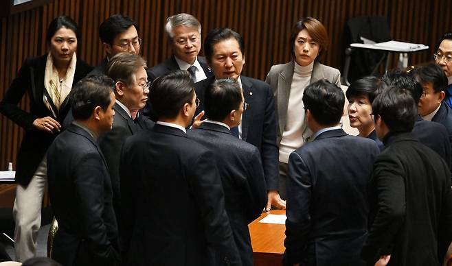 이재명 더불어민주당 대표가 9일 국회 본회의에서 동료의원들과 대책회의를 하고 있다. 민주당은 이날 여당인 국민의힘이 퇴장한 가운데 '방송3법'과 일명 '노란봉투법'을 단독 강행처리했다./이덕훈 기자