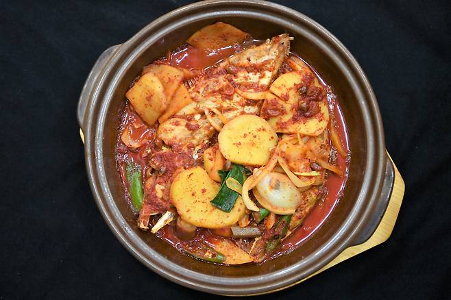 여름철 입맛이 떨어지고 짭짤한 것이 당길 때 제격인 '객주리콩조림'. '객주리'는 쥐치를 이르는 제주말이다. 과거엔 살이 적은 돌우럭 조림을 반찬으로 먹어야 하니 양을 늘리기 위해 콩을 넣었는데, 1980년대 돌우럭 어획량이 줄어들면서 돌우럭 자리를 객주리가 차지했다./김준 광주전남연구원 섬발전지원연구센터장