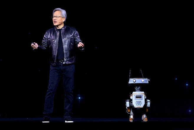 젠슨 황 엔비디아 CEO는 18일(현지 시각) 미국 캘리포니아 새너제이 SAP센터에서 열린 엔비디아 개발자 콘퍼런스 ‘GTC 2024′ 기조연설 무대에서도 검은색 가죽 점퍼를 입었다. / AFP 연합뉴스