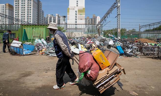 2022년 4월 26일 오후 서울 구로구에 위치한 고물상. 한 노인이 폐품, 폐지 등을 손수레에 싣고 고물상으로 들어가고 있다. /조선DB