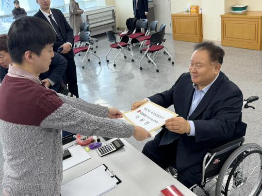 이상민 국민의힘 대전 유성구을 국회의원 후보가 21일 대전 유성구선거관리위원회를 찾아 후보 등록을 마쳤다.
