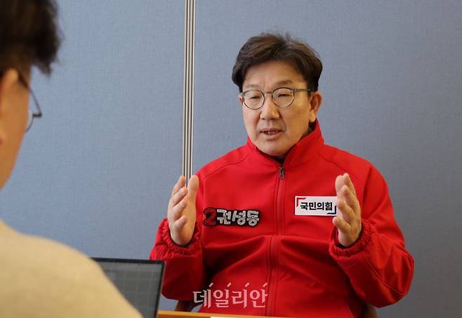 권성동 국민의힘 강원도 강릉시 후보가 20일 선거사무소에서 데일리안과 인터뷰를 하고 있다. ⓒ데일리안