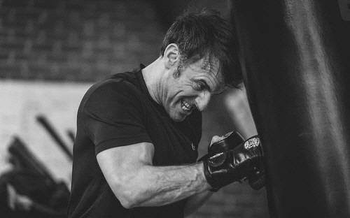 권투하는 마크롱 프랑스 대통령 (서울=연합뉴스) '우크라이나 파병론' 논란을 일으킨 에마뉘엘 마크롱 프랑스 대통령이 근육질의 팔뚝이 부각된 권투 사진을 공개했다. [출처: 소아지그 드 라 므와소니에 인스타그램] 연합뉴스