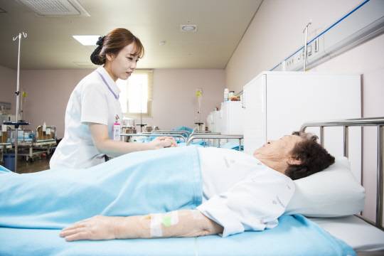 21일 경기 안산 단원구에 위치한 한도병원에서 간호사가 병상에 누운 환자를 살피고 있다. 한도병원 제공.