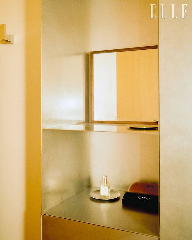 욕실의 벽면 위를 따라 낸 긴 유리창은 자연 정취를 즐길 수 있을 뿐 아니라 좁은 공간의 답답함을 해소한다.
