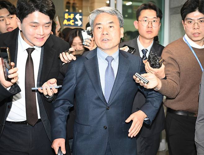 해병대 채 아무개 상병 순직 사건 외압 의혹으로 수사받는 이종섭 주호주 대사가 21일 인천 영종도 인천국제공항을 통해 귀국하며 입장을 밝히고 있다. 공동취재사진