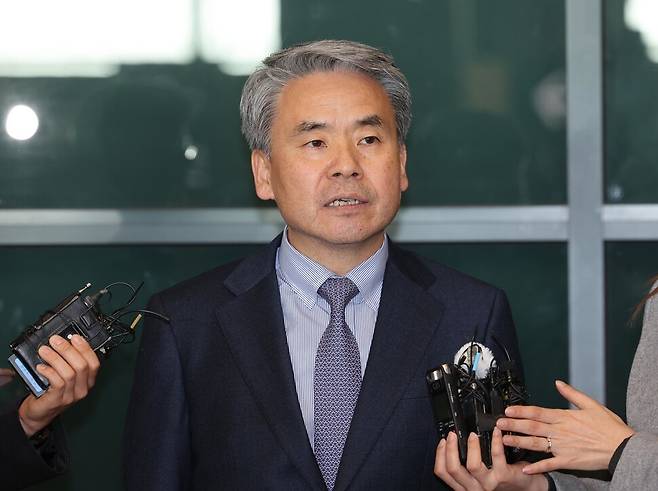 해병대 채 아무개 상병 순직 사건 외압 의혹으로 수사받는 이종섭 주호주 대사가 21일 인천 영종도 인천국제공항을 통해 귀국하며 취재진에게 심경을 밝히고 있다. 공동취재사진