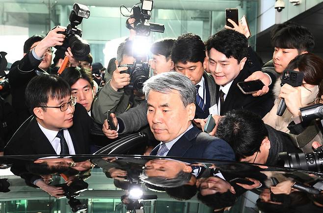 해병대 채 아무개 상병 순직 사건 외압 의혹으로 수사받는 이종섭 주호주 대사가 21일 인천 영종도 인천국제공항을 통해 귀국해 차량에 탑승하고 있다. 공동취재사진