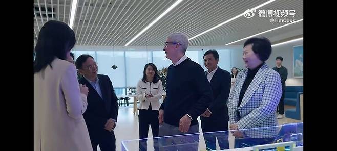 애플 최고경영자(CEO) 팀 쿡(가운데)이 20일 중국 상하이 애플 협력사들과 가진 교류회에서 왕촨푸(왼쪽 둘째) 비야디(BYD) 회장 등을 만나고 있다. 팀 쿡 웨이보 영상 갈무리
