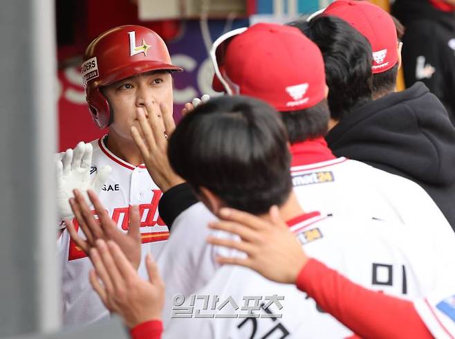 2024 프로야구 SSG랜더스와 두산베어스의 시범경기가 17일 오후 인천 SSG랜더스필드에서 열렸다. 6회말 무사 추신수가 솔로홈런을 치고 홈인해 동료들의 축하를 받고 있다. 인천=김민규 기자 /2024.03.17/