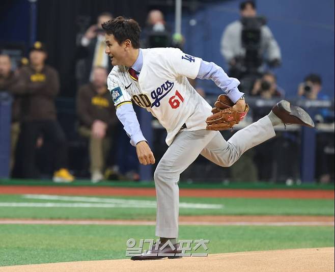 한국에서 사상 최초로 열리는 미국프로야구 메이저리그(MLB) 정규시즌 개막전인 LA다저스와 샌디에이고 파드리스경기가 20일 오후 서울 고척스카이돔에서 열렸다. 경기전 행사에서 박찬호가 시구하고 있다. 고척돔=정시종 기자 capa@edaily.co.kr /2024.03.20.