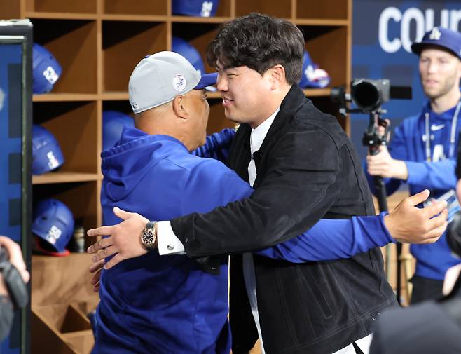 한국에서 사상 최초로 열리는 미국프로야구 메이저리그(MLB) 정규시즌 개막전인 LA다저스와 샌디에이고 파드리스경기가 20일 오후 서울 고척스카이돔에서 열렸다. 경기전 한화 류현진이 LA 더그아웃을 방문 로버츠 감독과 만나고 있다. 고척돔=정시종 기자