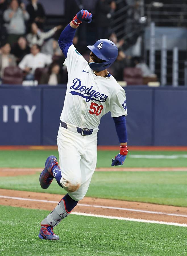 21일 오후 서울 고척스카이돔에서 열린 미국프로야구 메이저리그(MLB) 정규시즌 샌디에이고 파드리스와 LA 다저스 경기. LA 무키 베츠가 5회 좌월 2점 홈런을 날리고 그라운드를 돌고있다. 고척돔=정시종 기자 