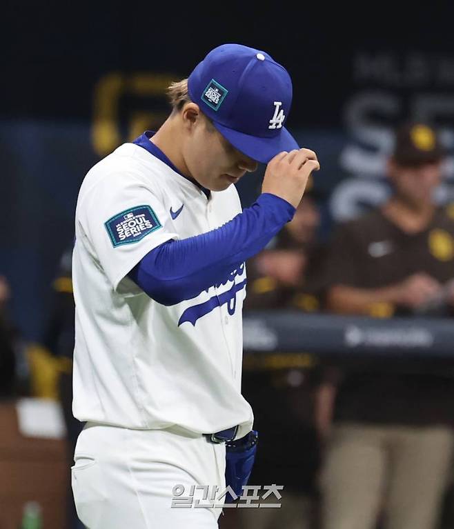 21일 오후 서울 고척스카이돔에서 열린 미국프로야구 메이저리그(MLB) 정규시즌 샌디에이고 파드리스와 LA 다저스 경기. LA 선발 야마모토가 1회 연속안타를 맞고 아쉬워 하고있다. 고척돔=정시종 기자 capa@edaily.co.kr /2024.03.21.